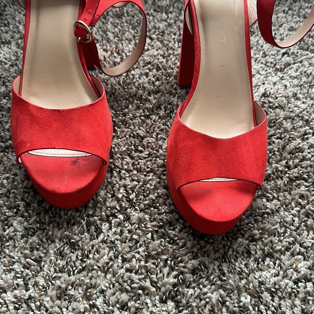 Red heels - Picture 2 of 4
